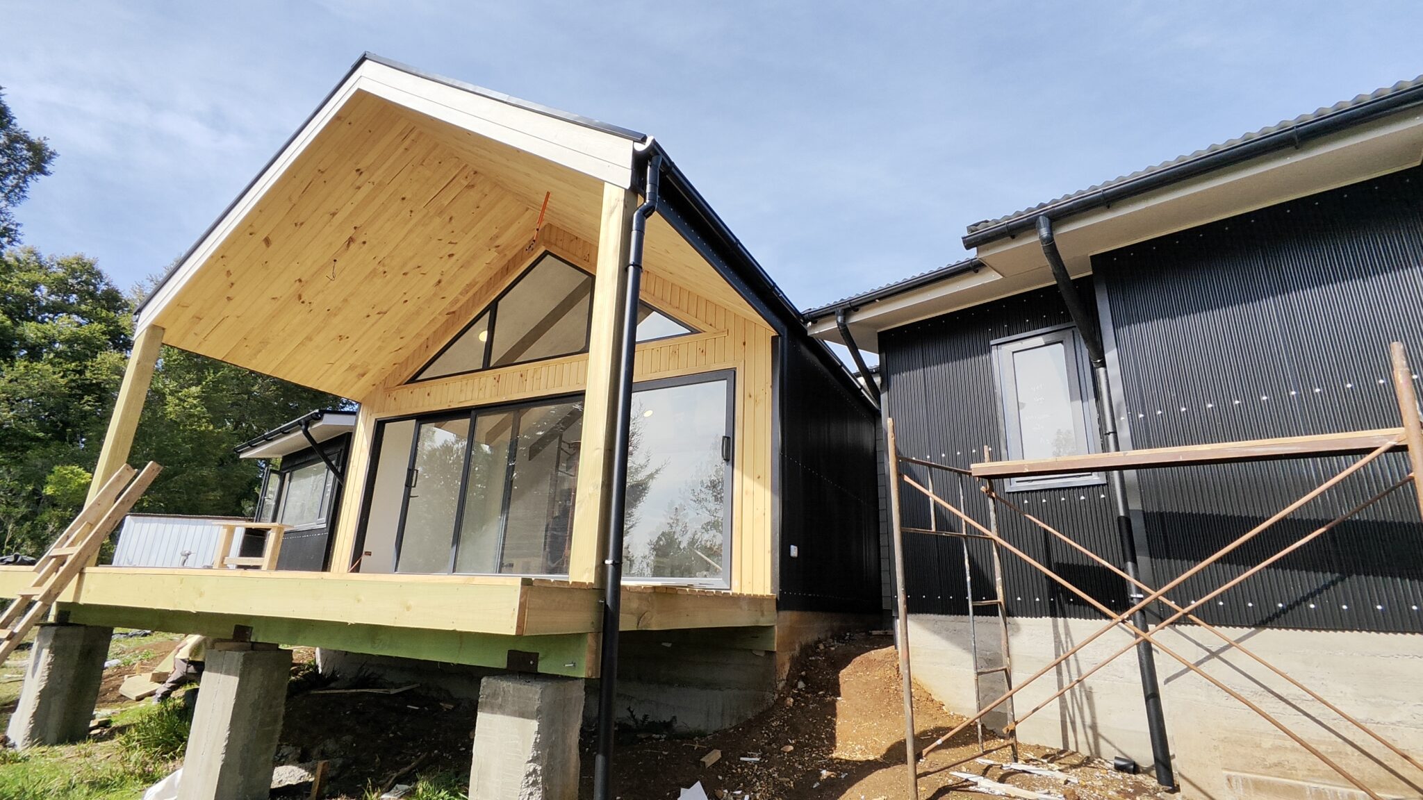 Construcción de casa moderna en madera nativa en Valdivia - Proyecto habitacional Sur Origen